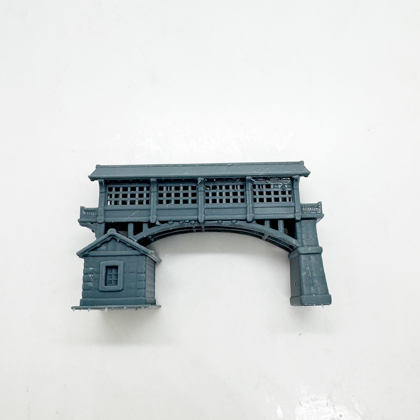 MRY-SFW LYTS123 Covered Bridge with Stone House Diorama 3D Printed Vintage Retro Architectural Miniature for Model Train Scenes Collectors or Desktop Decor