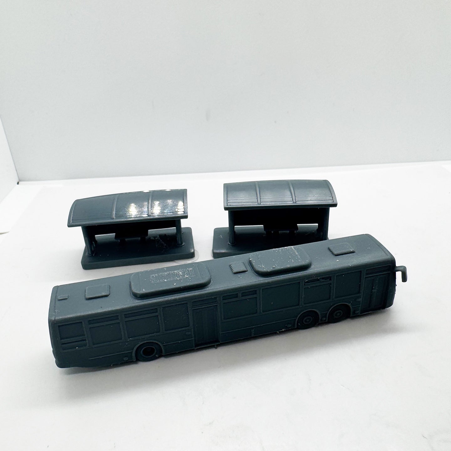 MRY-SFW LYTS116 3D Printed City Bus with Bus Stops Miniature Urban Transit Scene Model for Diorama Builders Collectors or Desktop Decor