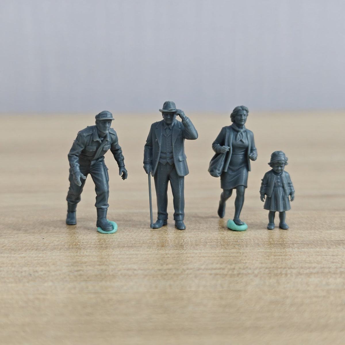 MRY-SFW LYTR1104 WWII Civilian Figures Blitz Poland Air Raid – LCD 3D printed resin model kit, image 1