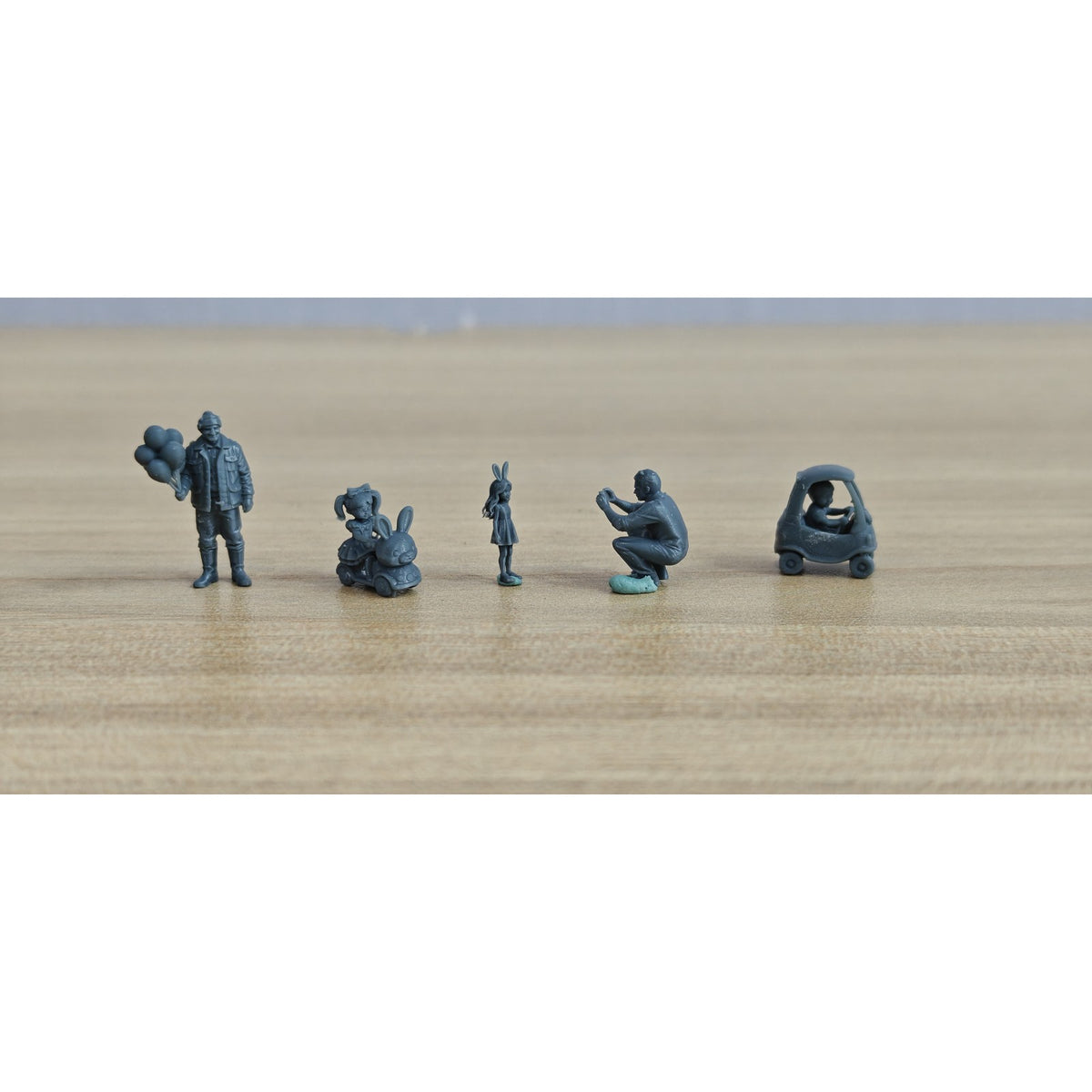 Parent-Child Amusement Scene Resin Miniature Model 5-Figure Set - Parent-Child Outing Figures Unpainted DIY Model Painting Parent-Child Scene Decor 1set MRY-SFW LYTR042