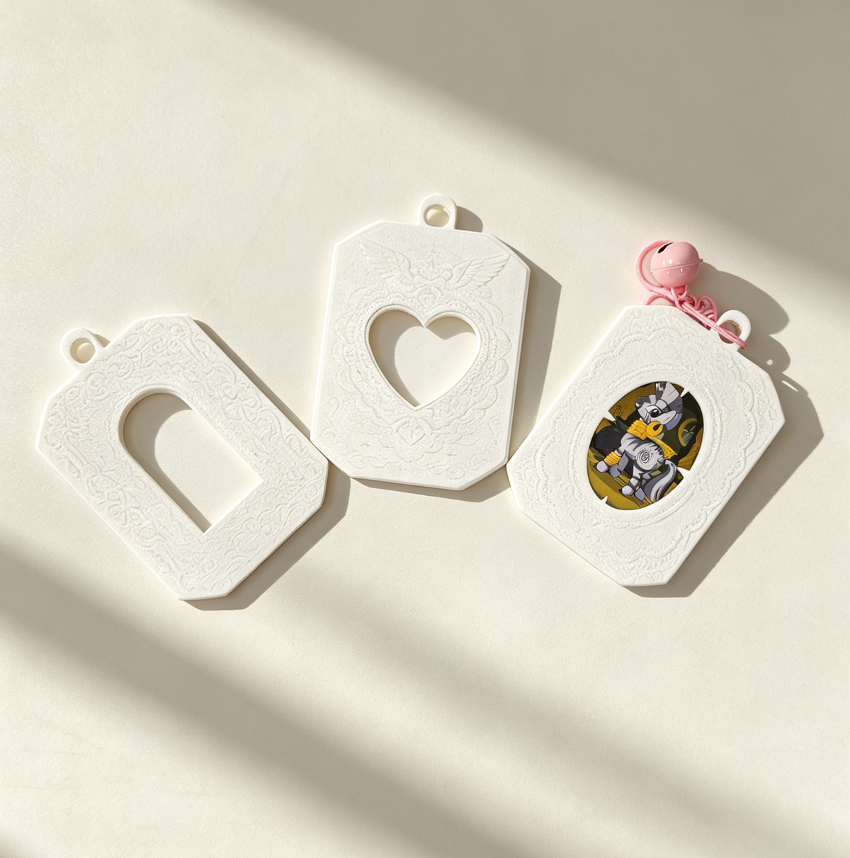 RHF0607 Lace embossed Gu Mei display frame, bar pendant, storage card holder, badge protection photo frame, heart-shaped hollowed-out Gu Mei props