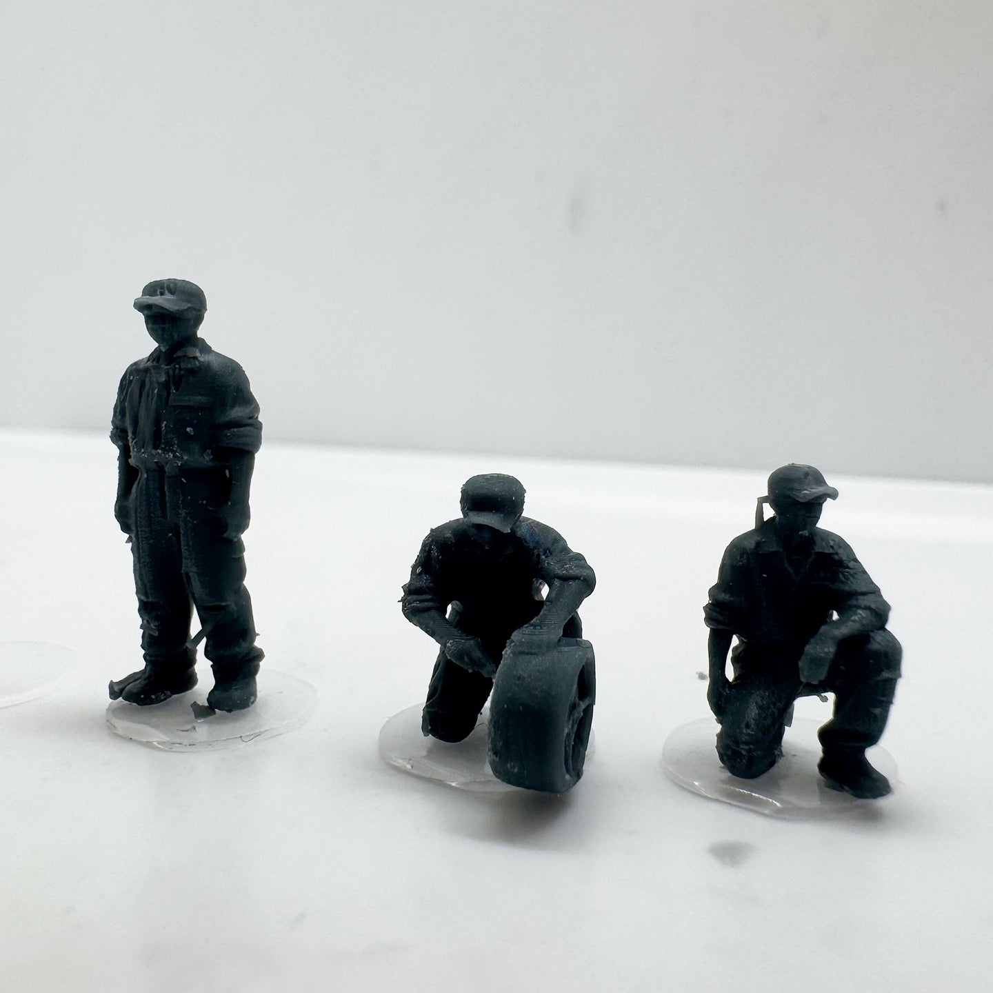 MRY-SFW LYTS139 3D Printed Auto Mechanic 3pcs Figures High Detail Repair Technician Models (with Tire & Tool) for Diorama Collection HO Scale