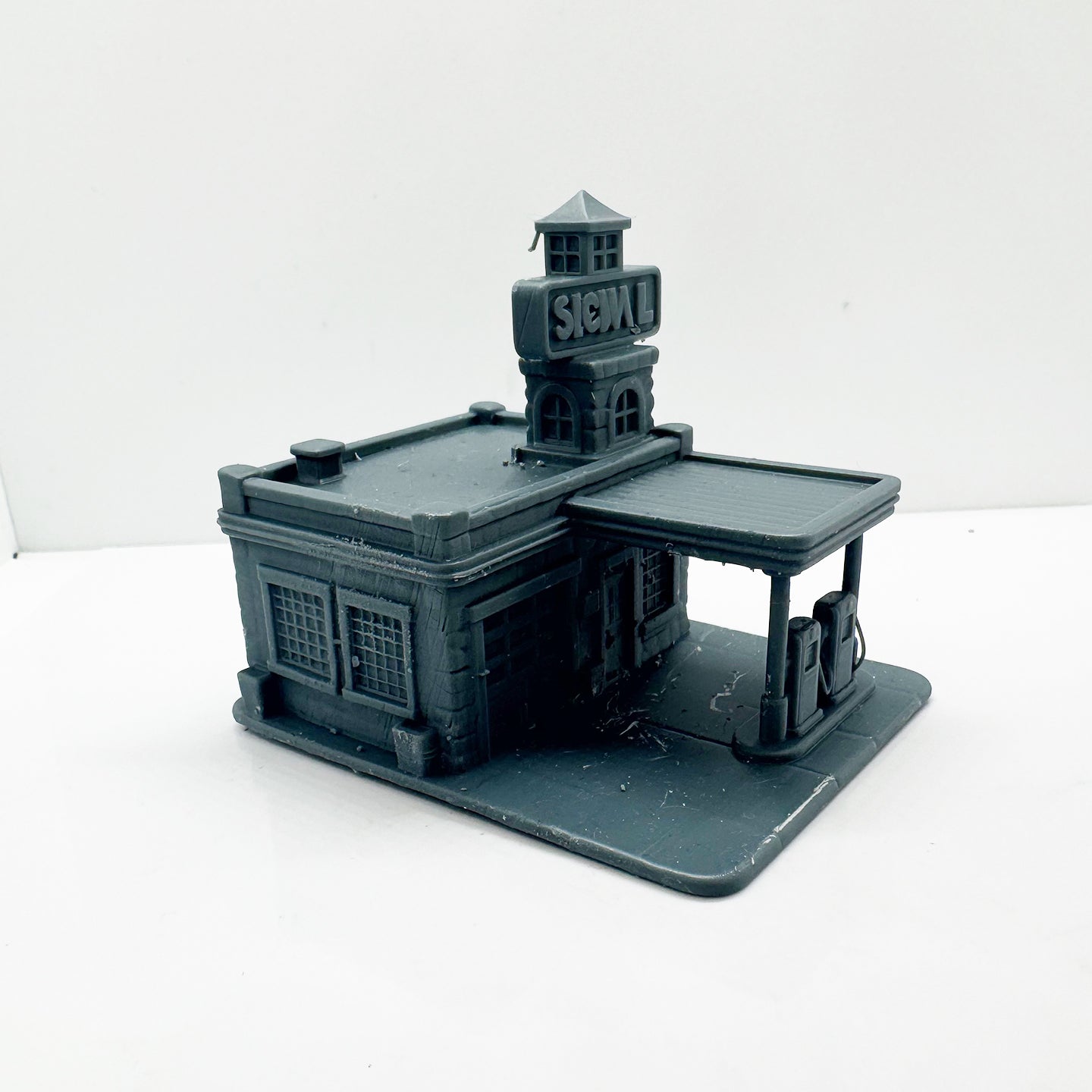 MRY-SFW LYTS122 Retro-Style Gas Station 3D Printed Miniature Model Vintage Garage and Fuel Pumps Scene Ornament