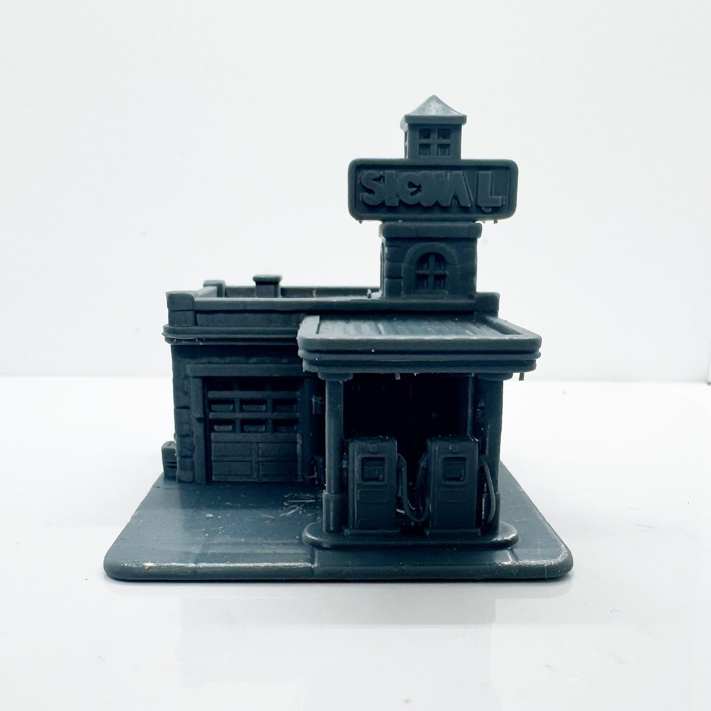 MRY-SFW LYTS122 Retro-Style Gas Station 3D Printed Miniature Model Vintage Garage and Fuel Pumps Scene Ornament