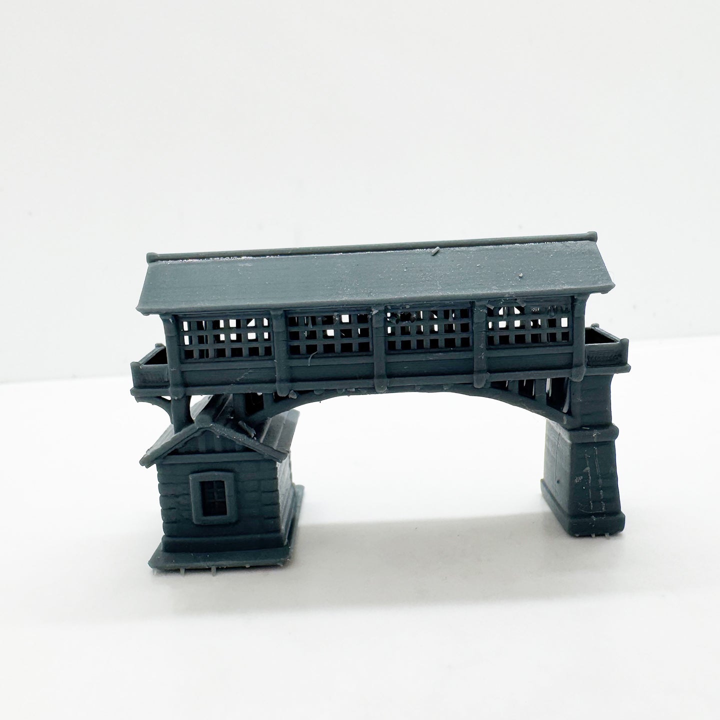 MRY-SFW LYTS123 Covered Bridge with Stone House Diorama 3D Printed Vintage Retro Architectural Miniature for Model Train Scenes Collectors or Desktop Decor