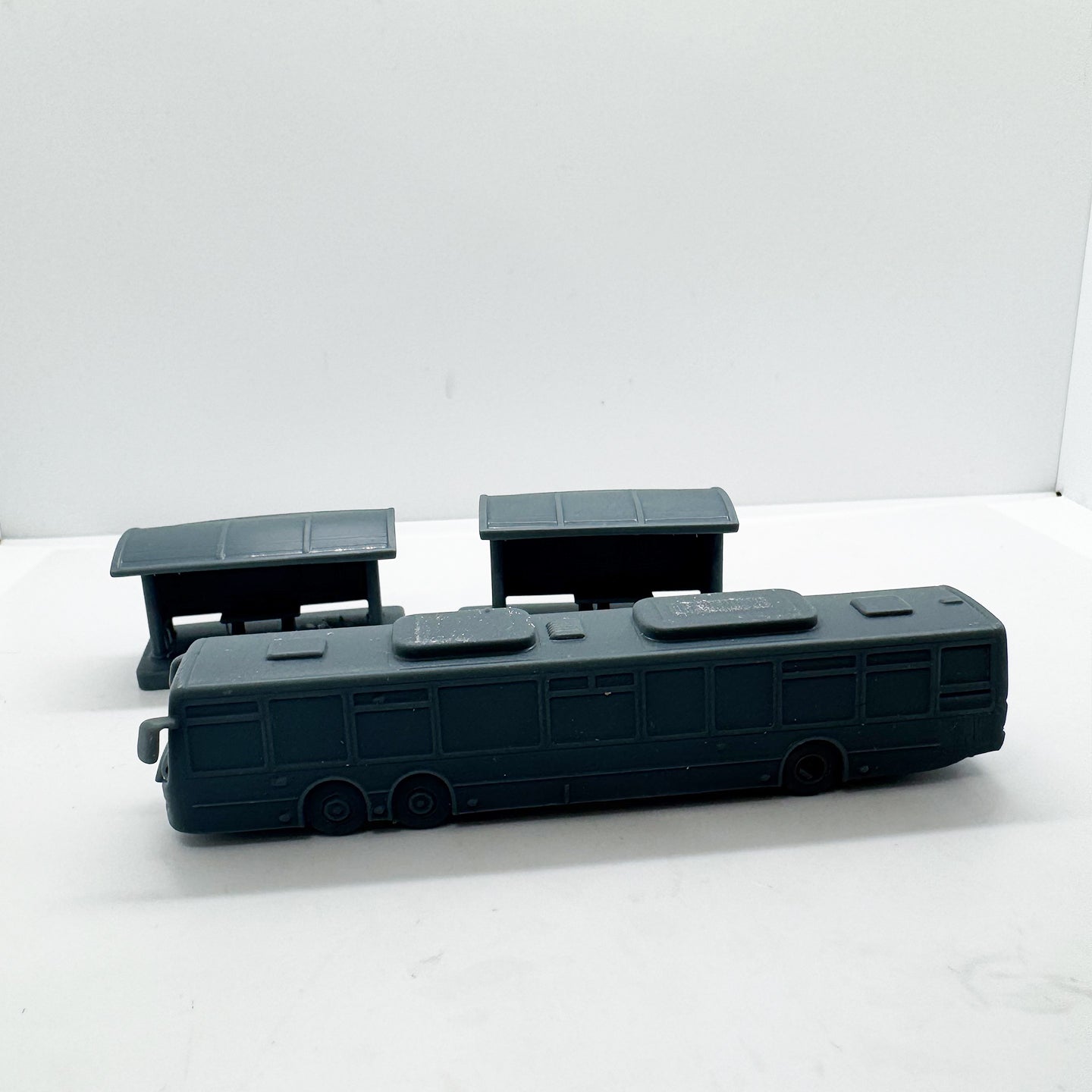 MRY-SFW LYTS116 3D Printed City Bus with Bus Stops Miniature Urban Transit Scene Model for Diorama Builders Collectors or Desktop Decor