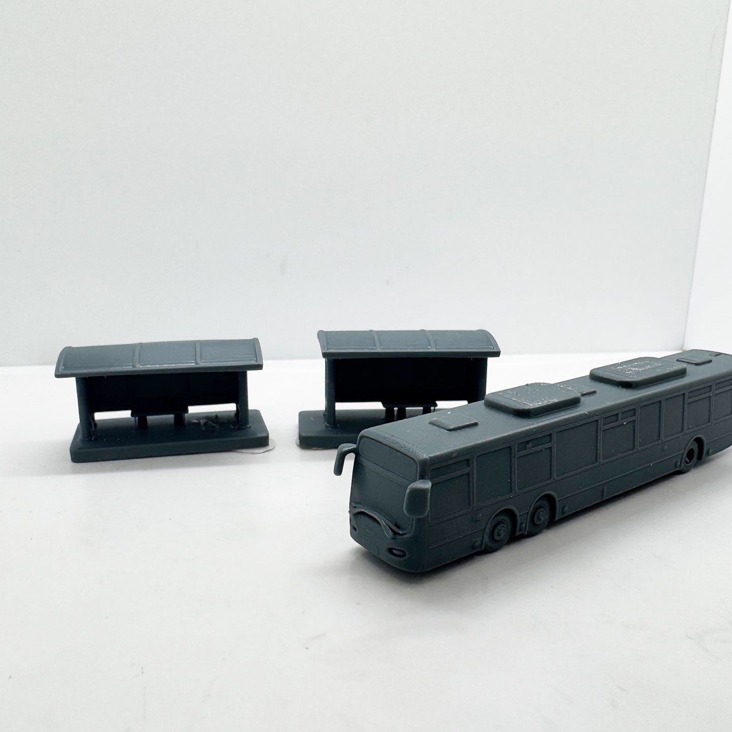 MRY-SFW LYTS116 3D Printed City Bus with Bus Stops Miniature Urban Transit Scene Model for Diorama Builders Collectors or Desktop Decor