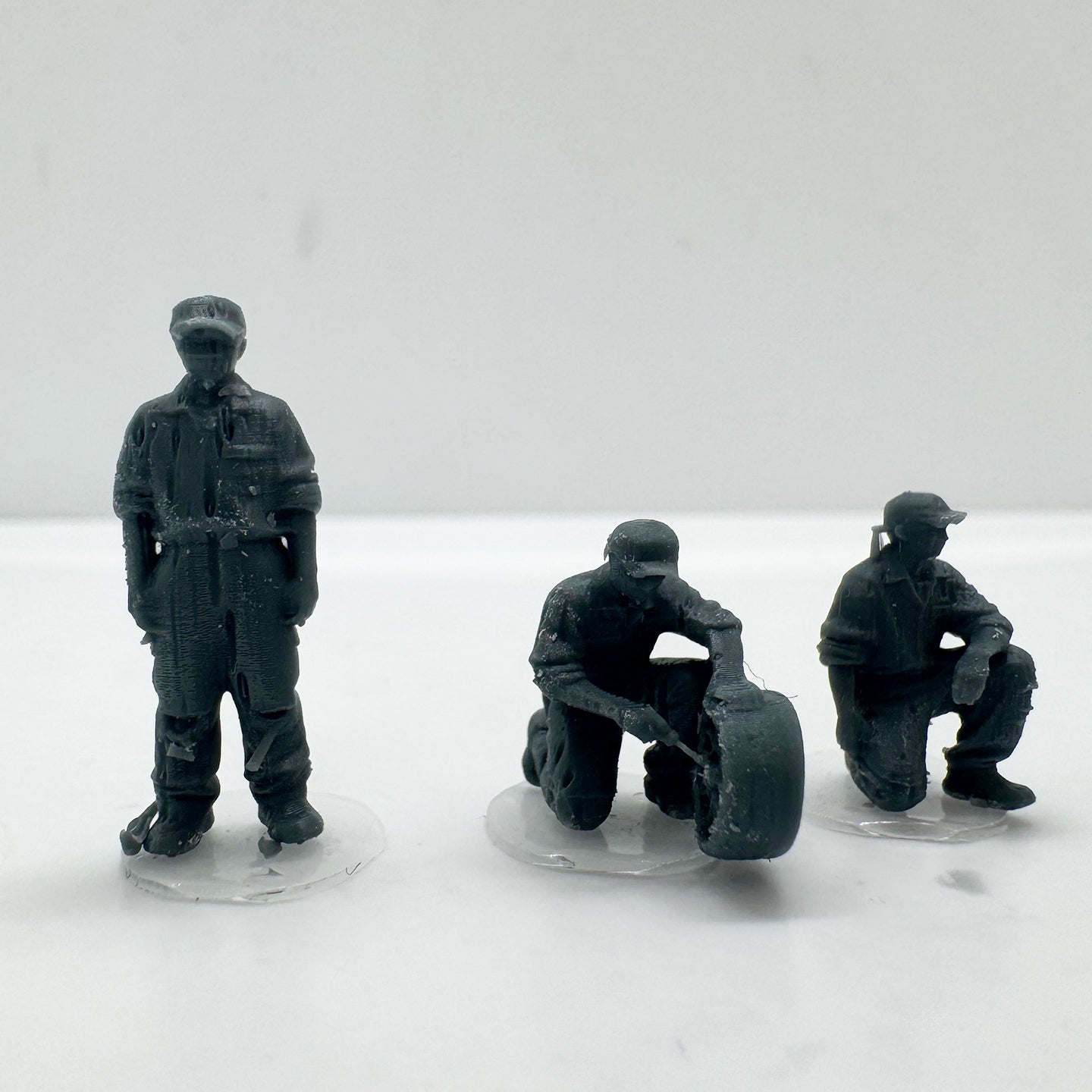MRY-SFW LYTS139 3D Printed Auto Mechanic 3pcs Figures High Detail Repair Technician Models (with Tire & Tool) for Diorama Collection HO Scale