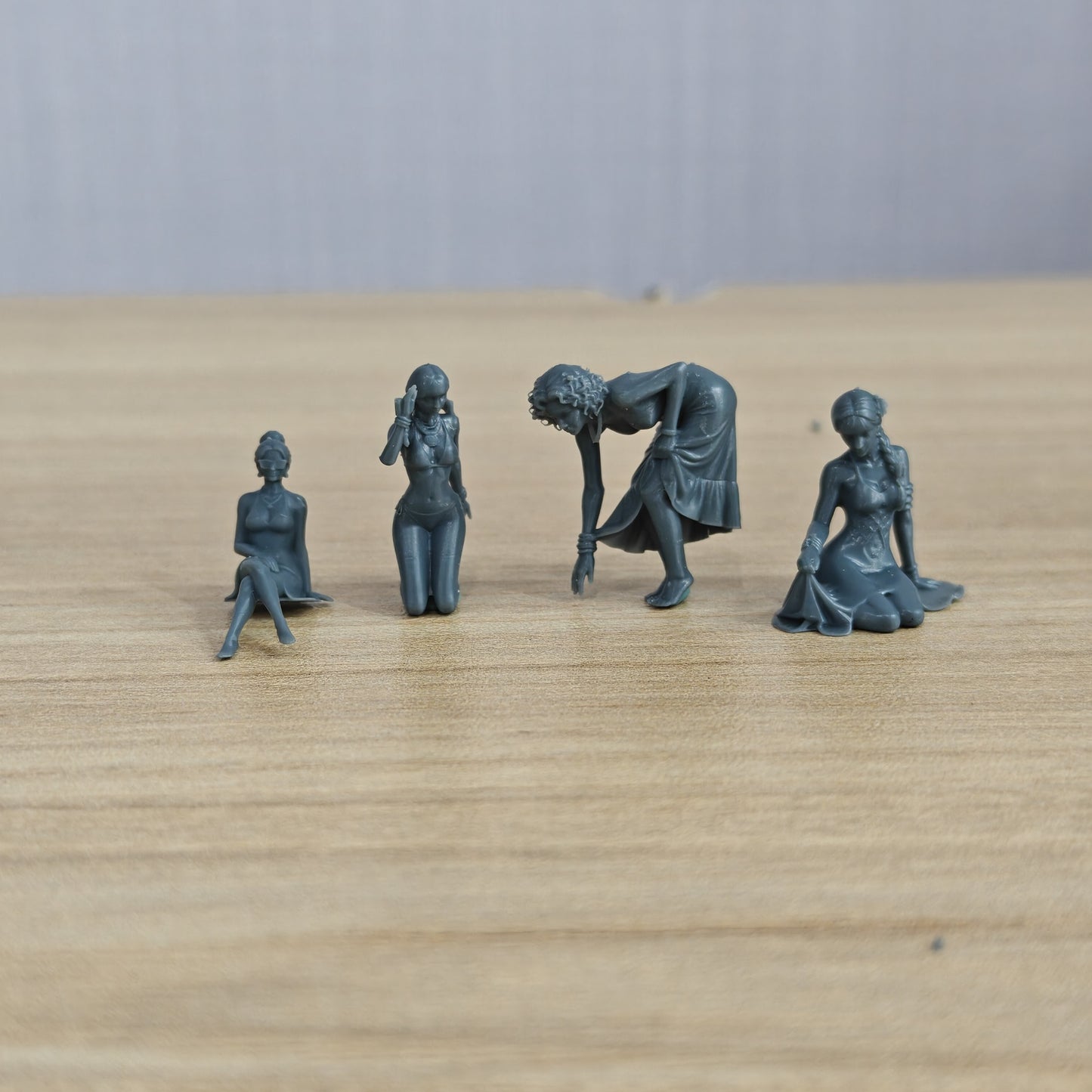 MRY-SFW LYTR741 Modern Beach Sitting Female 4 pcs Miniature Car Diorama Figures Scene Props Accessories Resin