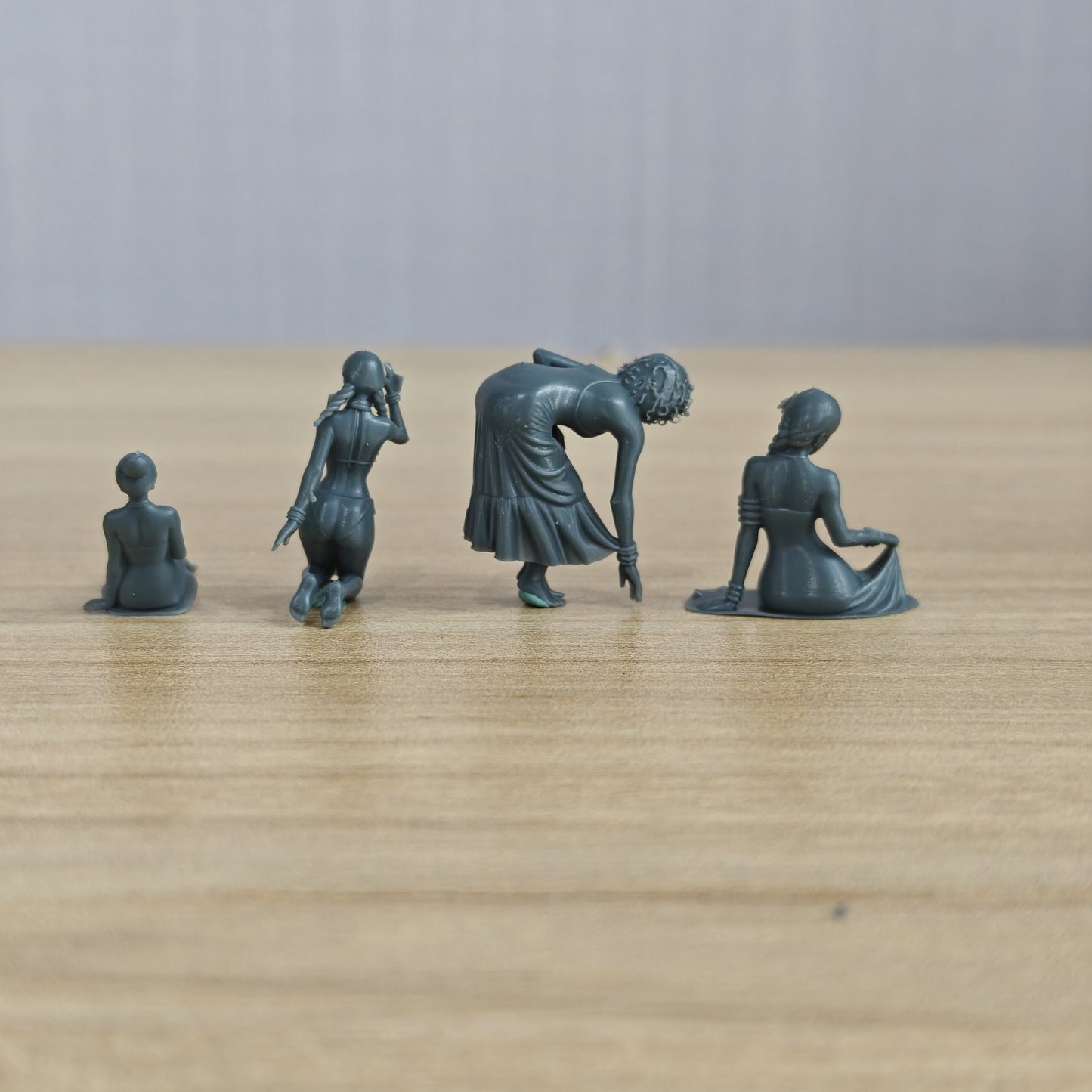 MRY-SFW LYTR741 Modern Beach Sitting Female 4 pcs Miniature Car Diorama Figures Scene Props Accessories Resin