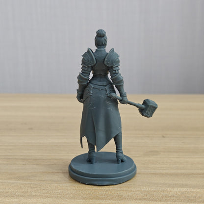 MRY-SFW LYTR1353 Gilt Pattern Holy Hammer Fantasy Female Knight 3D Printed Figure Model