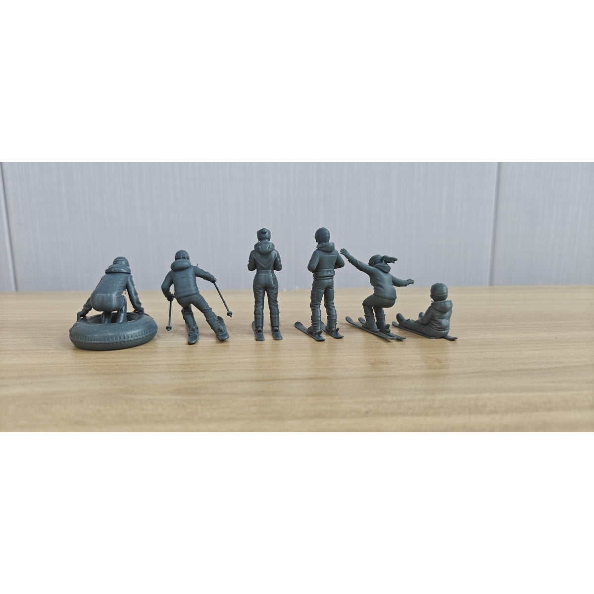 Skiing Hexad Resin Miniature Model 6-Figure Set, Unpainted Winter Sports Figures, DIY Painting Scene Decoration Miniatures Diorama Resin Figures MRY-SFW LYTR292