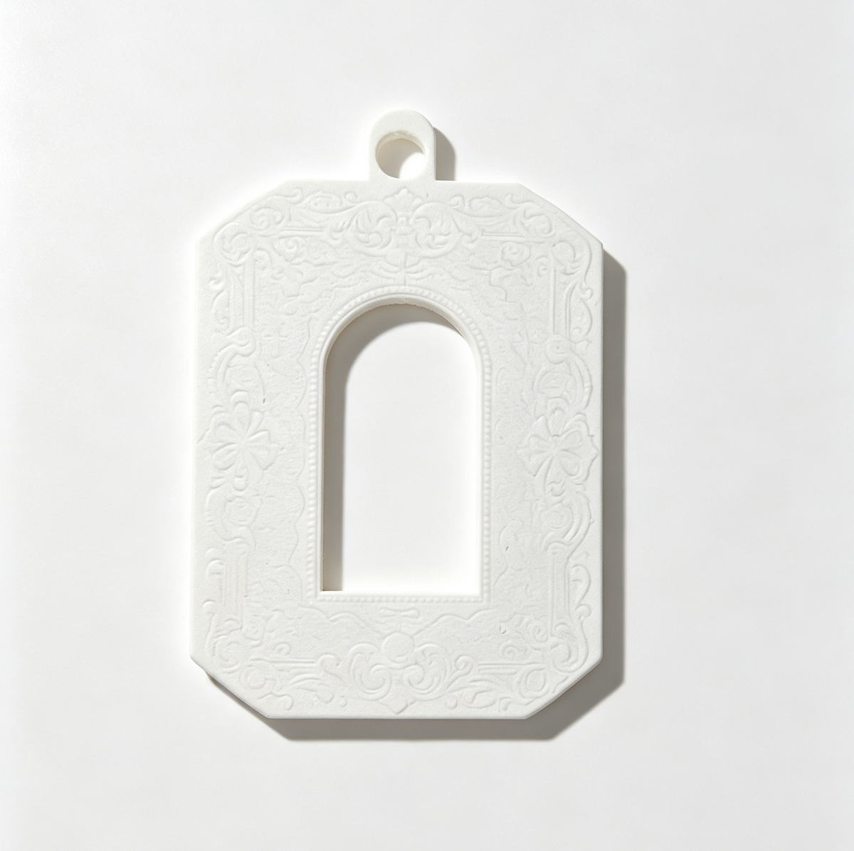 RHF0607 Lace embossed Gu Mei display frame, bar pendant, storage card holder, badge protection photo frame, heart-shaped hollowed-out Gu Mei props